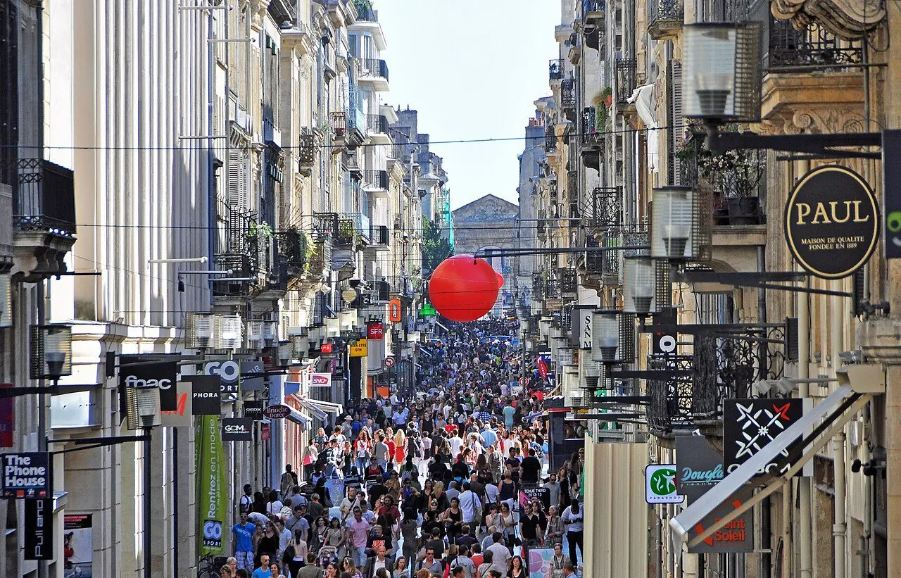 La rue Sainte-Catherine à Bordeaux, rue piétonne commerçante bordée de magasins