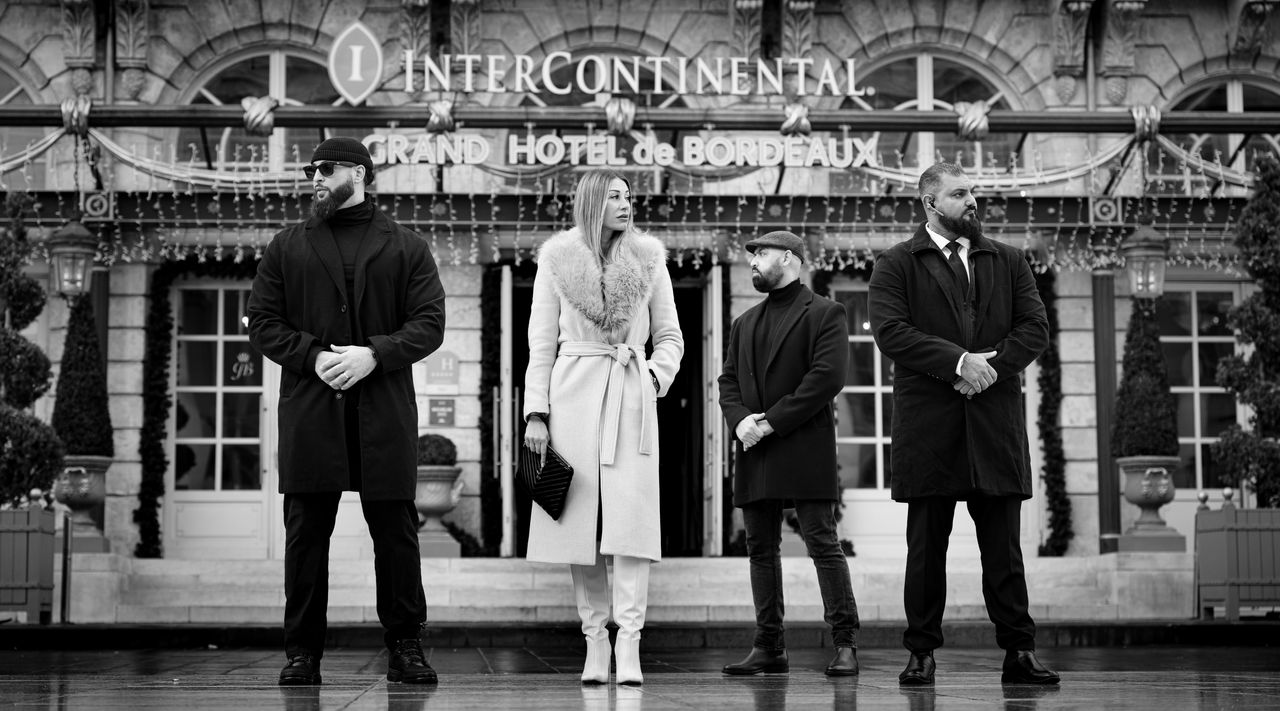 Équipe de protection rapprochée devant le Grand Hôtel de Bordeaux