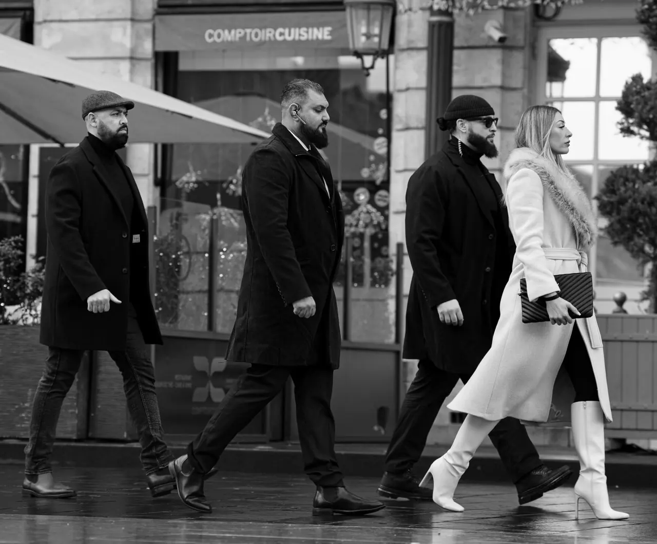 Agents Nox Protec accompagnant une personne à pied dans une rue de Bordeaux