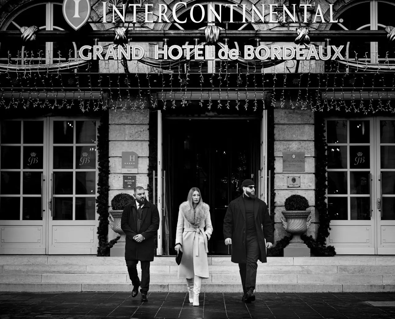 Équipe Nox Protec accompagnant une cliente à la sortie d’un hôtel à Bordeaux