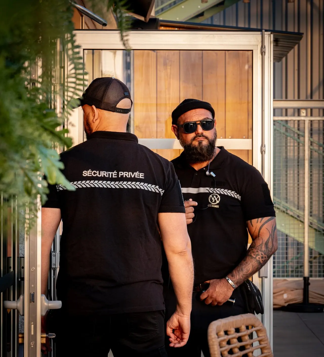 Deux agents NOX SECURITY à la porte d’un établissement