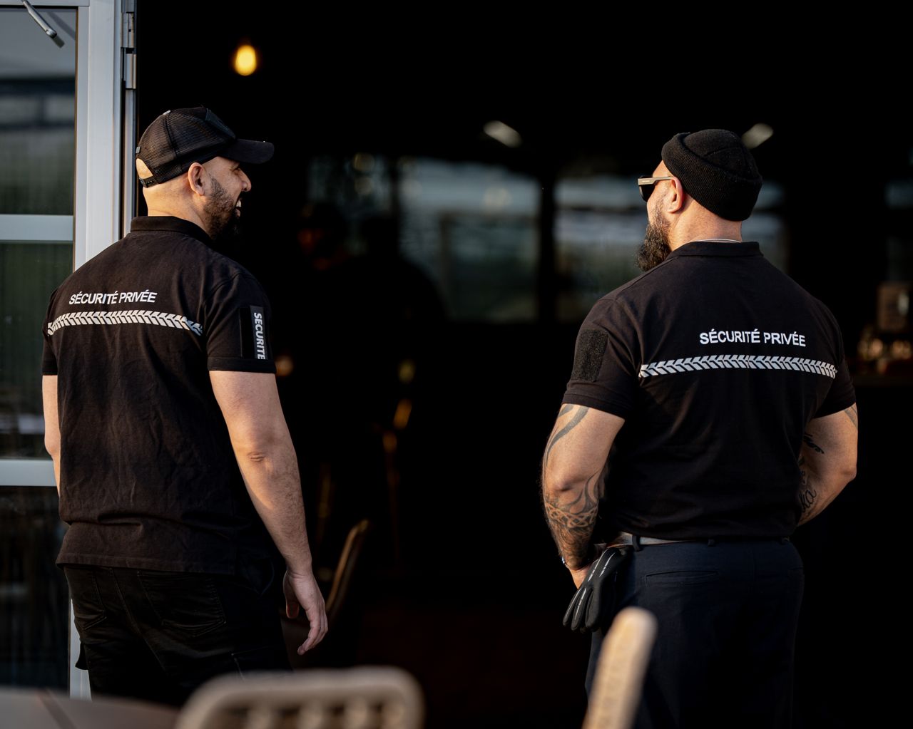 Deux agents NOX SECURITY à l’entrée d’un établissement