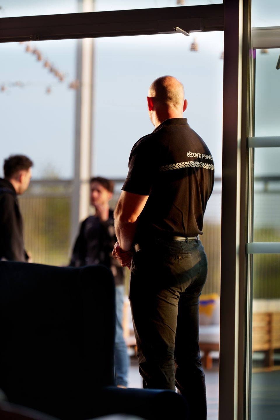 Agent en surveillance à une entrée