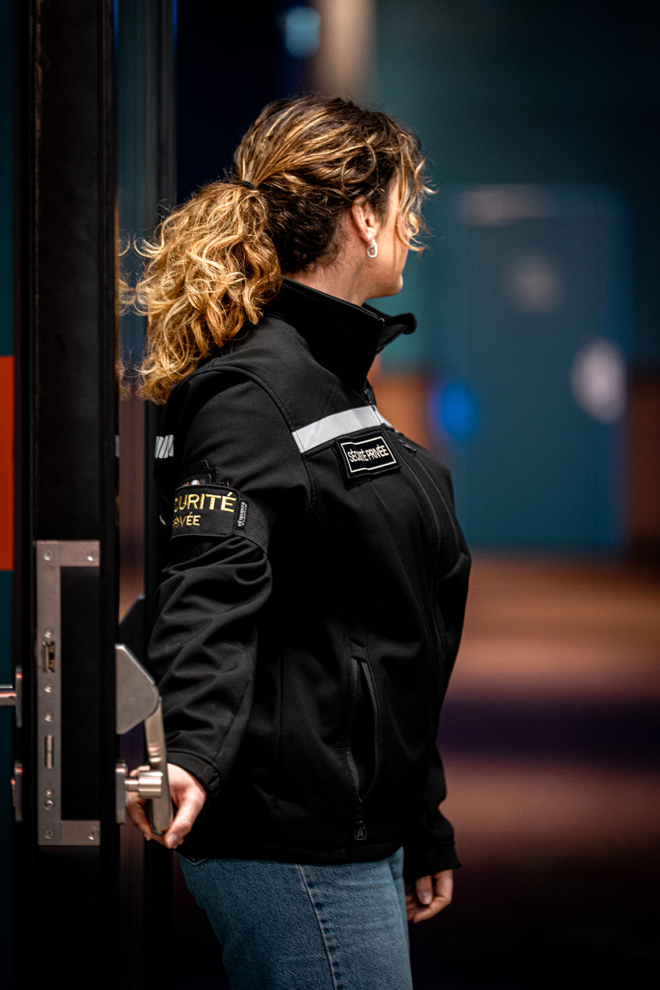 Agente de sécurité au contrôle d’un accès