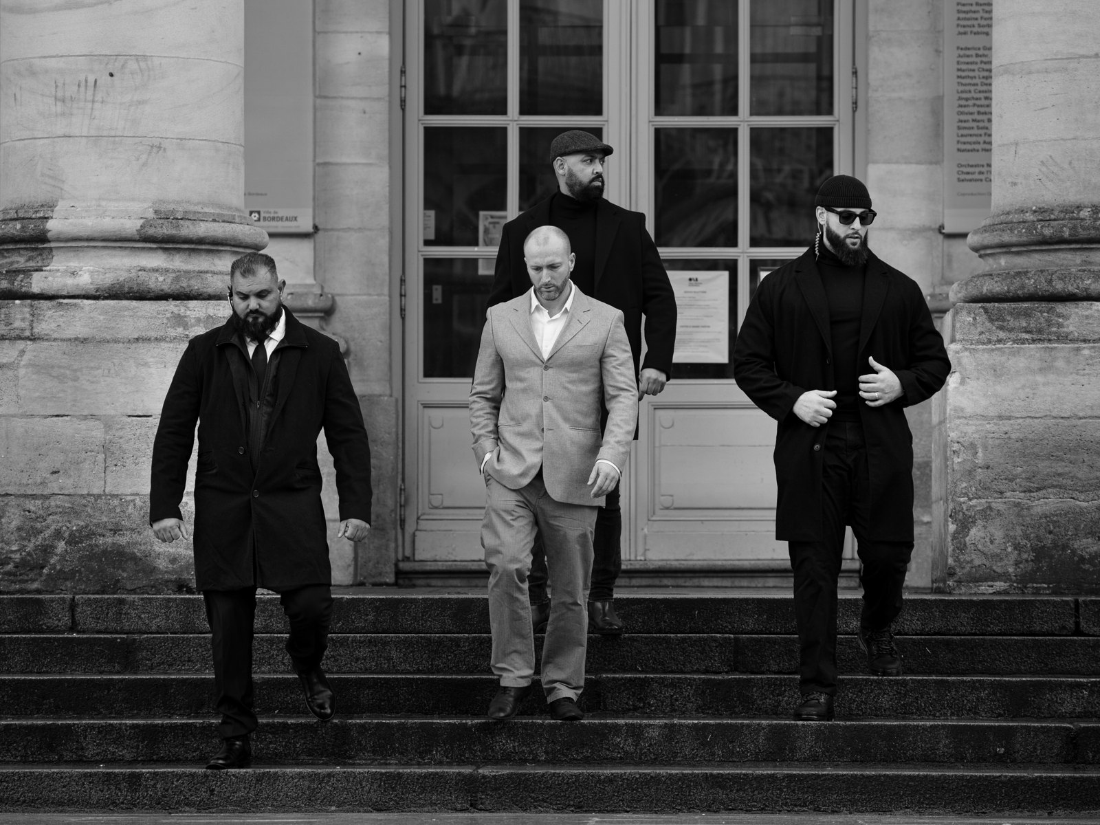 Équipe de protection rapprochée lors d’un déplacement à pied