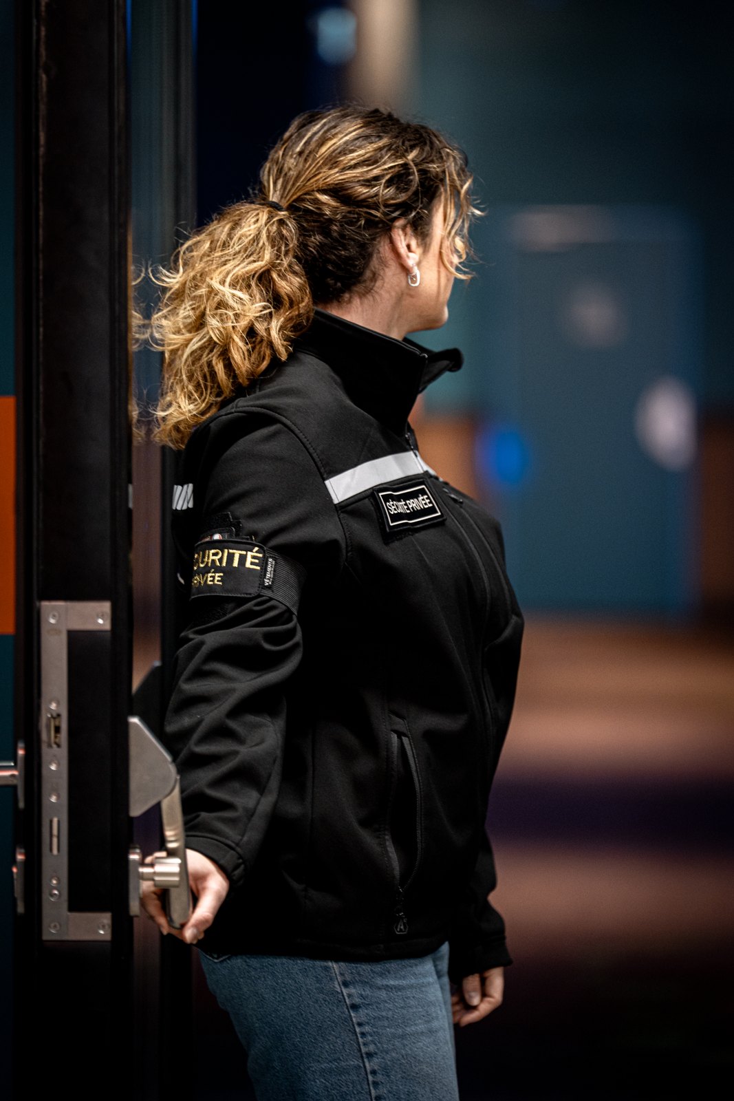 Agente de sécurité à proximité d’une entrée