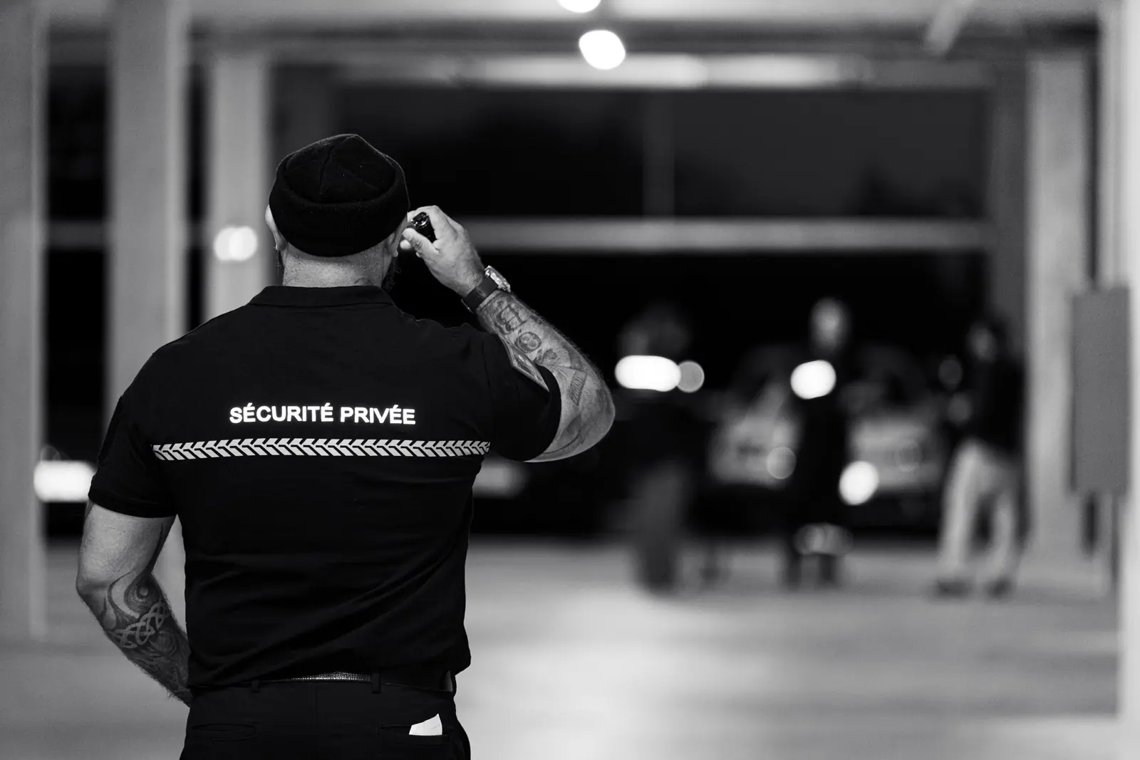 Agent NOX SECURITY équipé d’une radio